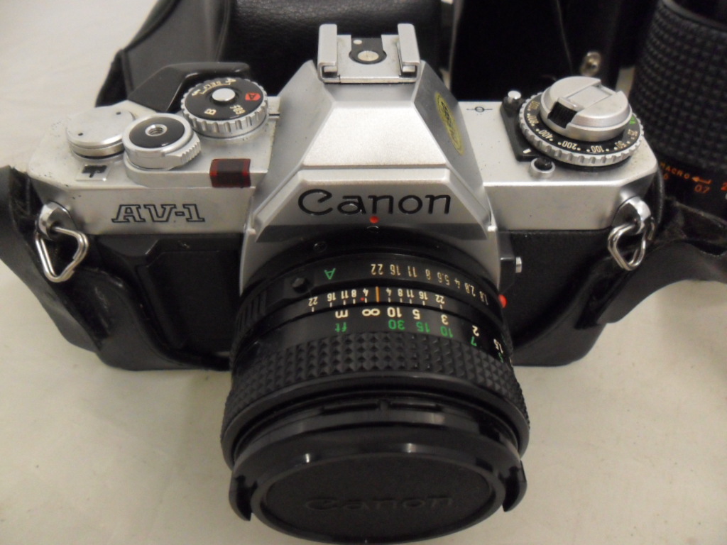 CANON AV-1 CAMERA WITH 2 LENSES AND 2 FLASHES IN SOFT CASE - Image 2 of 4