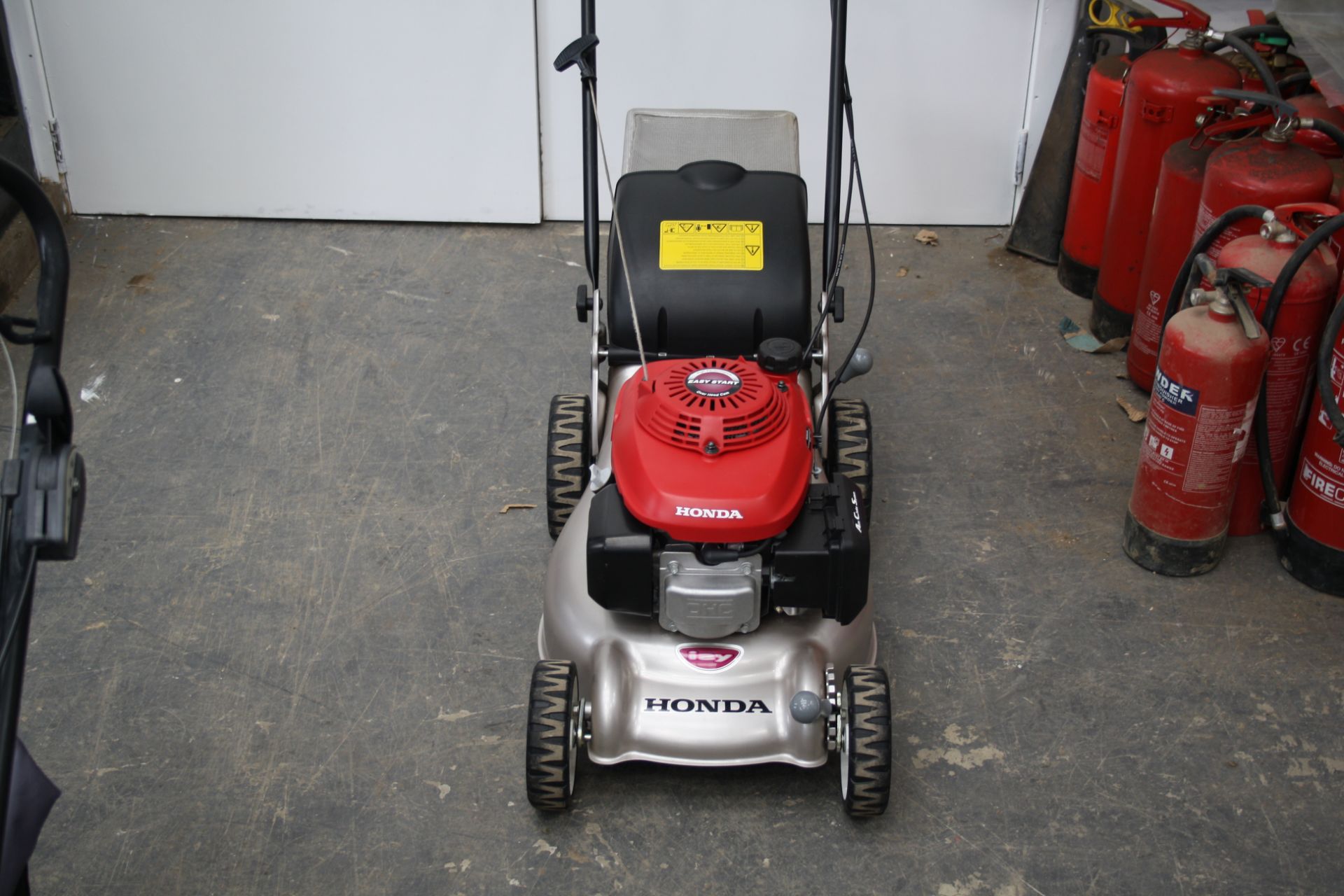 HONDA IZZY SELF PROPELLED MOWER - USED SERVICED AND IN GOOD CONDITION YOM 2008 - Image 2 of 2