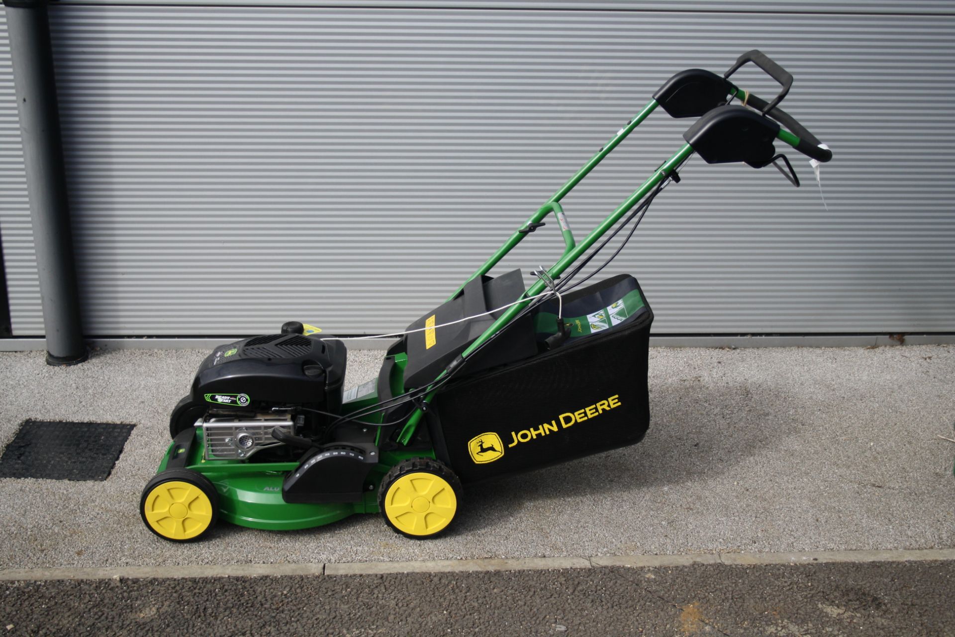 JOHN DEERE R43V SELF PROPELLED MOWER - EX SHOWROOM AS NEW NOT BOXED