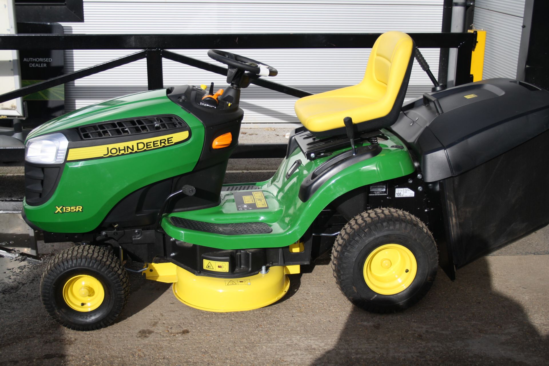 JOHN DEERE X135R RIDE ON MOWER - EX SHOWROOM NEW CONDITION FEW SCRATCHES ON BONNET