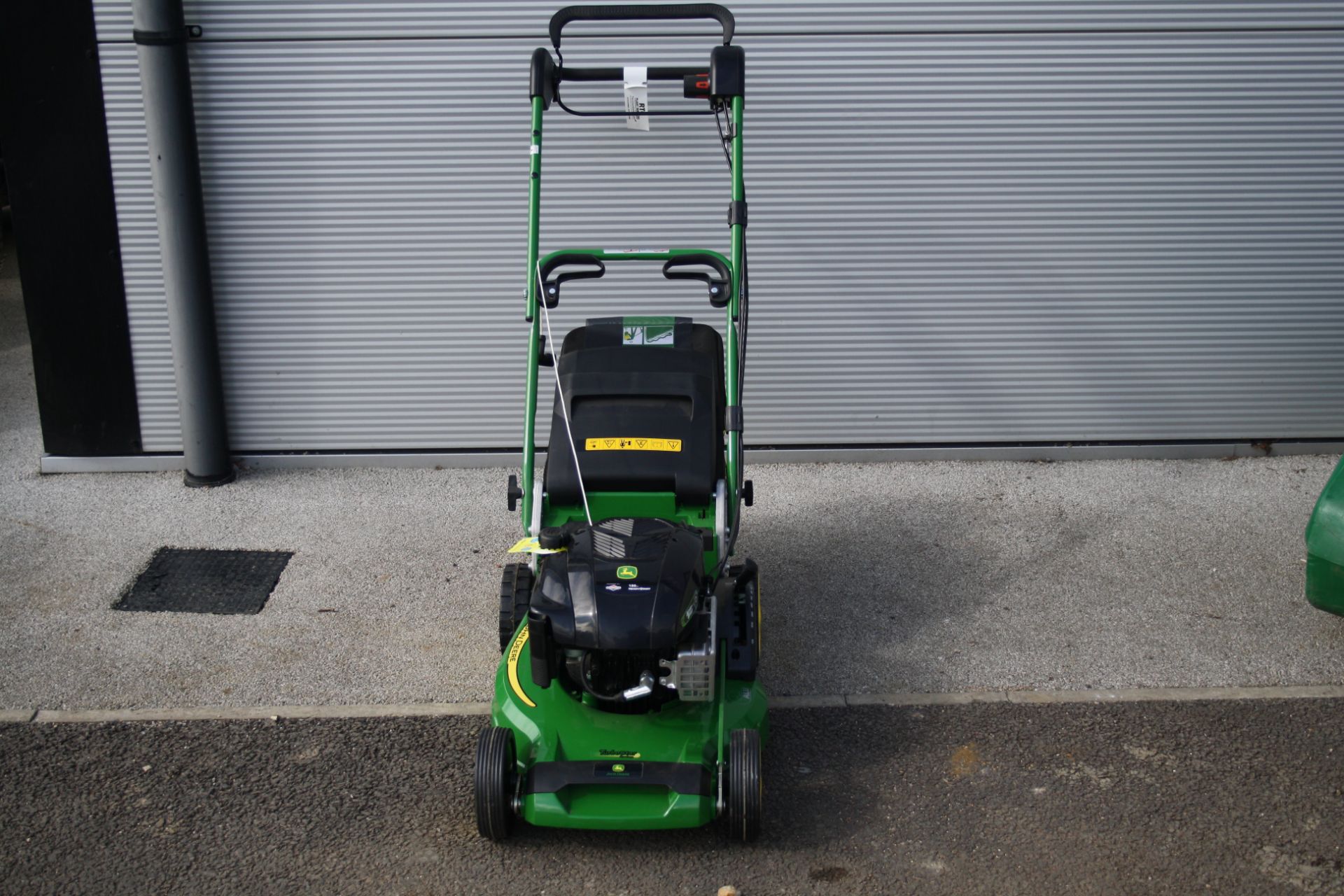 JOHN DEERE R47V SELF PROPELLED MOWER - EX SHOWROOM AS NEW NOT BOXED - Image 2 of 2