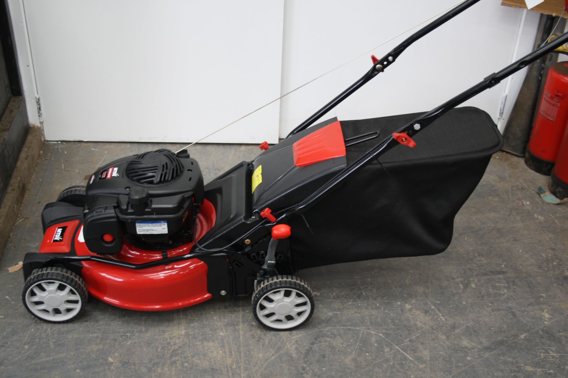 MTD 46BS SELF PROPELLED MOWER - EX SHOWROOM AS NEW NOT BOXED