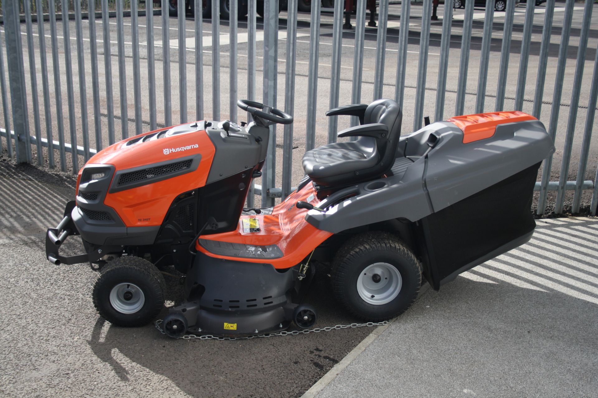 HUSQVARNA TC342T RIDE ON MOWER - EX DEMONSTRATION MACHINE YOM 2017