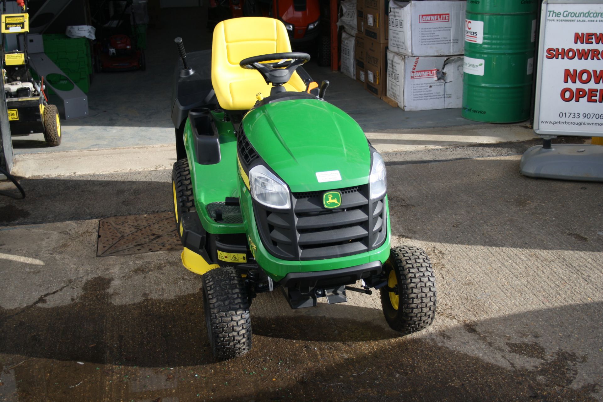 JOHN DEERE X135R RIDE ON MOWER - EX SHOWROOM NEW CONDITION FEW SCRATCHES ON BONNET - Image 2 of 2