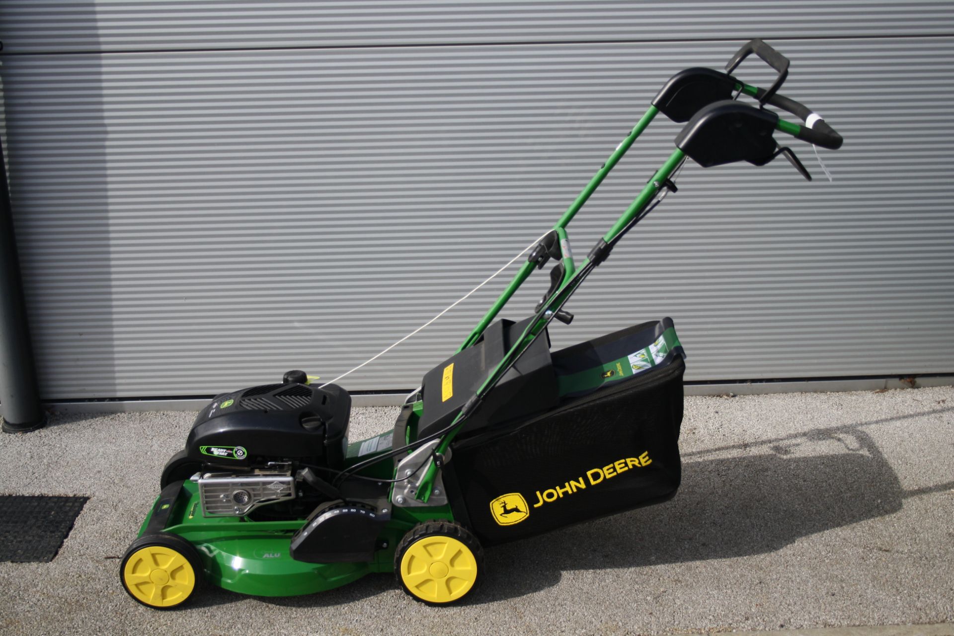 JOHN DEERE R47V SELF PROPELLED MOWER - EX SHOWROOM AS NEW NOT BOXED