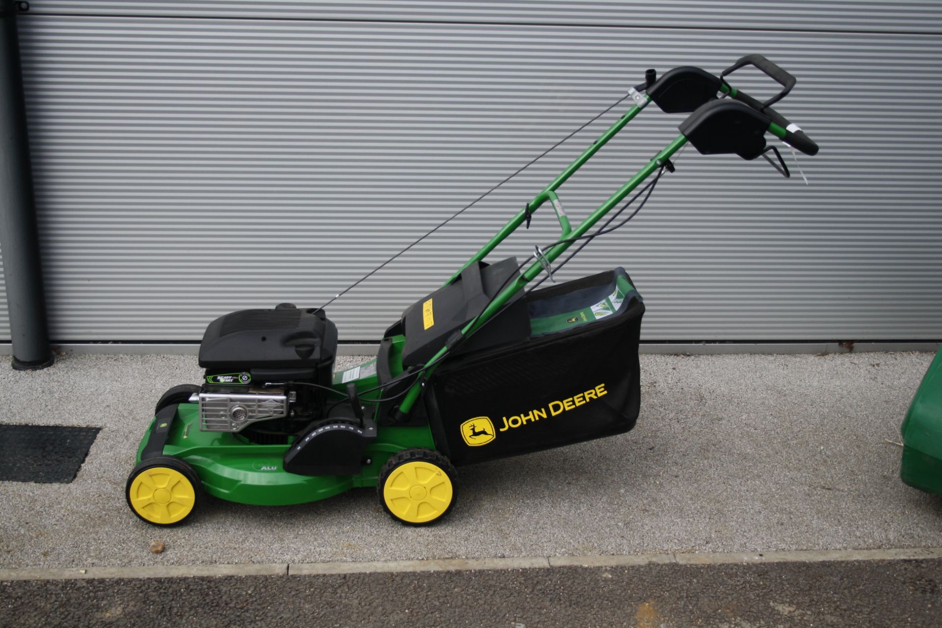 JOHN DEERE R47S SELF PROPELLED MOWER - EX SHOWROOM AS NEW NOT BOXED