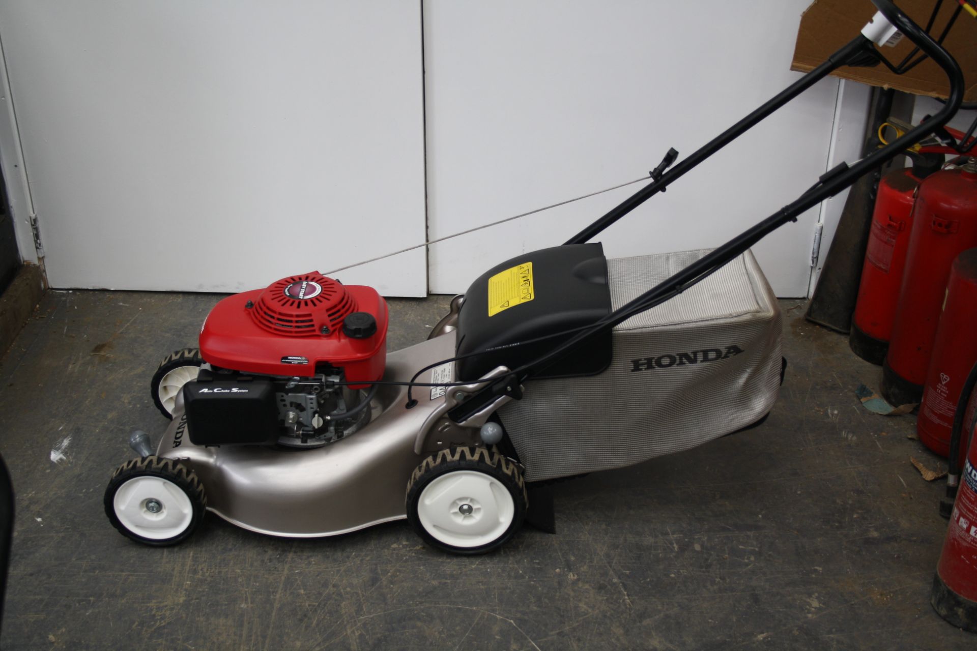 HONDA IZZY SELF PROPELLED MOWER - USED SERVICED AND IN GOOD CONDITION YOM 2008