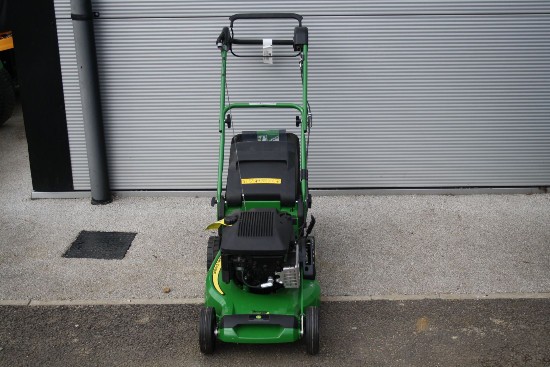 JOHN DEERE R47S SELF PROPELLED MOWER - EX SHOWROOM AS NEW NOT BOXED - Image 2 of 2