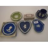 7 WEDGWOOD JASPERWARE ALTERNATE COLOUR PIECES TO INCLUDE POTS,