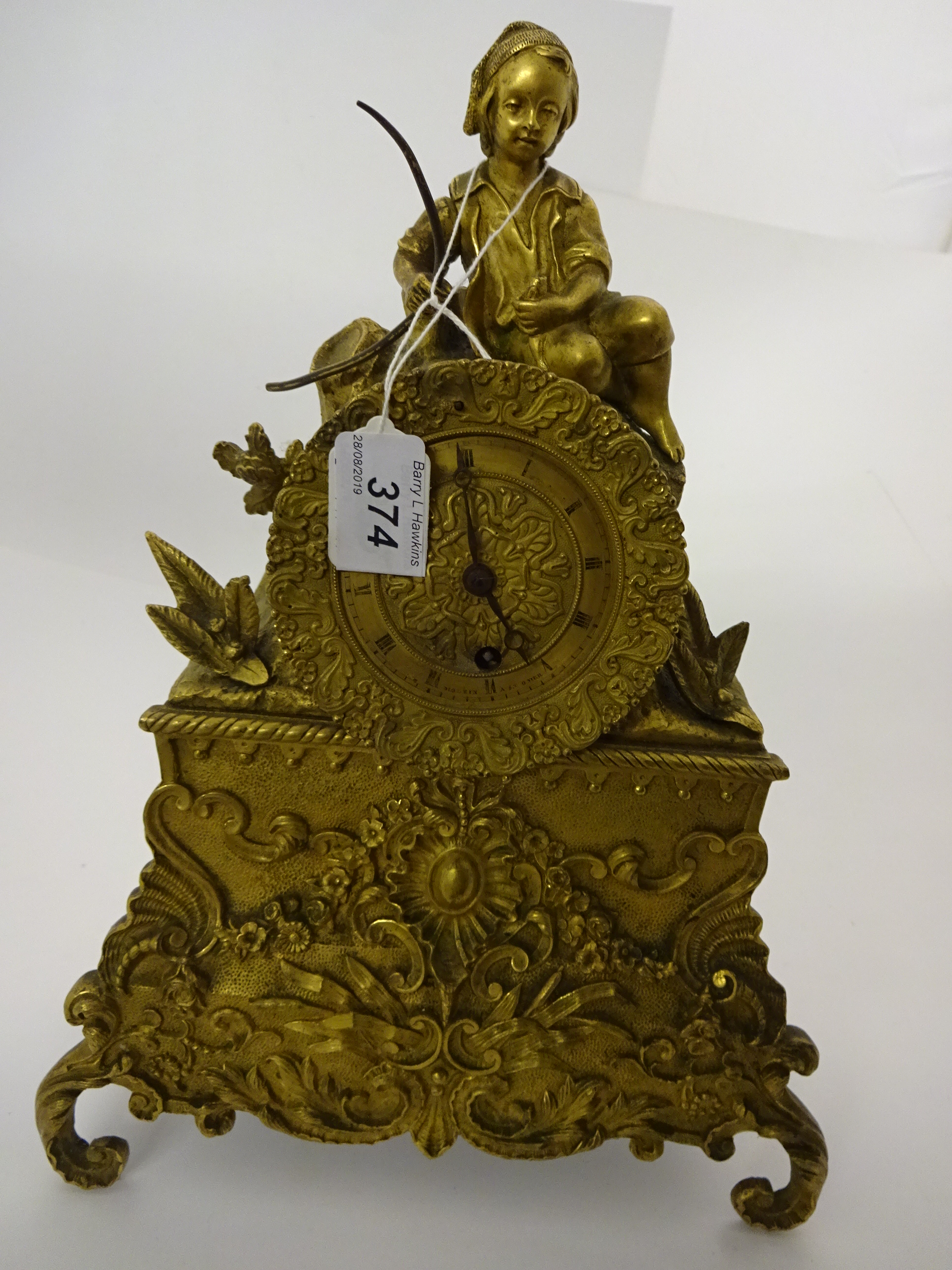 A FRENCH ORNATE BRASS AND ORMOLU MANTLE TIME PIECE,