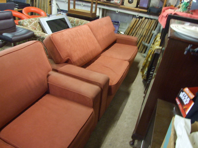 2 RED SOFAS - Image 2 of 2