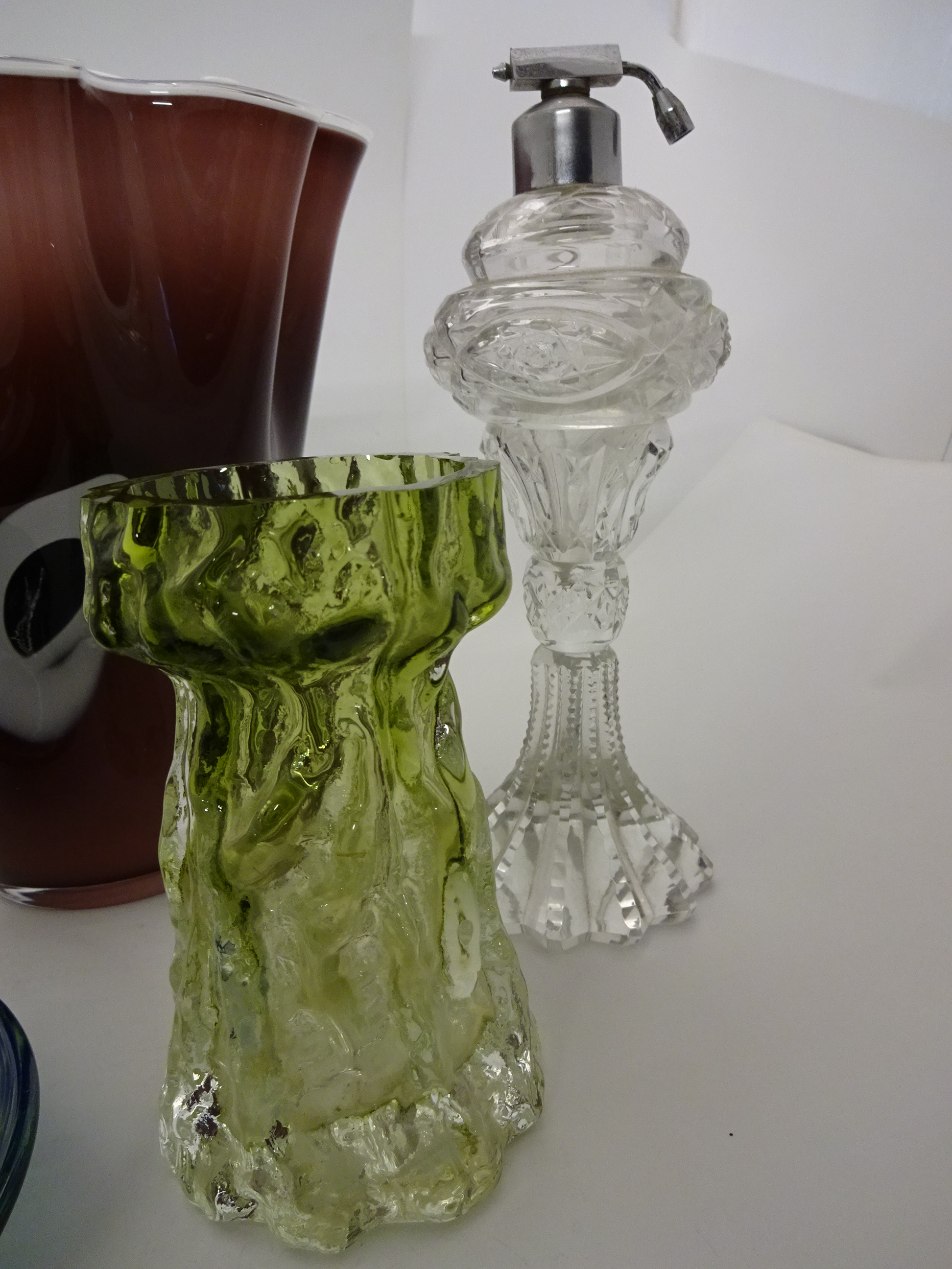 5 PIECES OF GLASS INCLUDING LARGE HANKERCHIEF VASE AND WHITEFRIARS STYLE LARGEST IS 25CM - Image 2 of 4