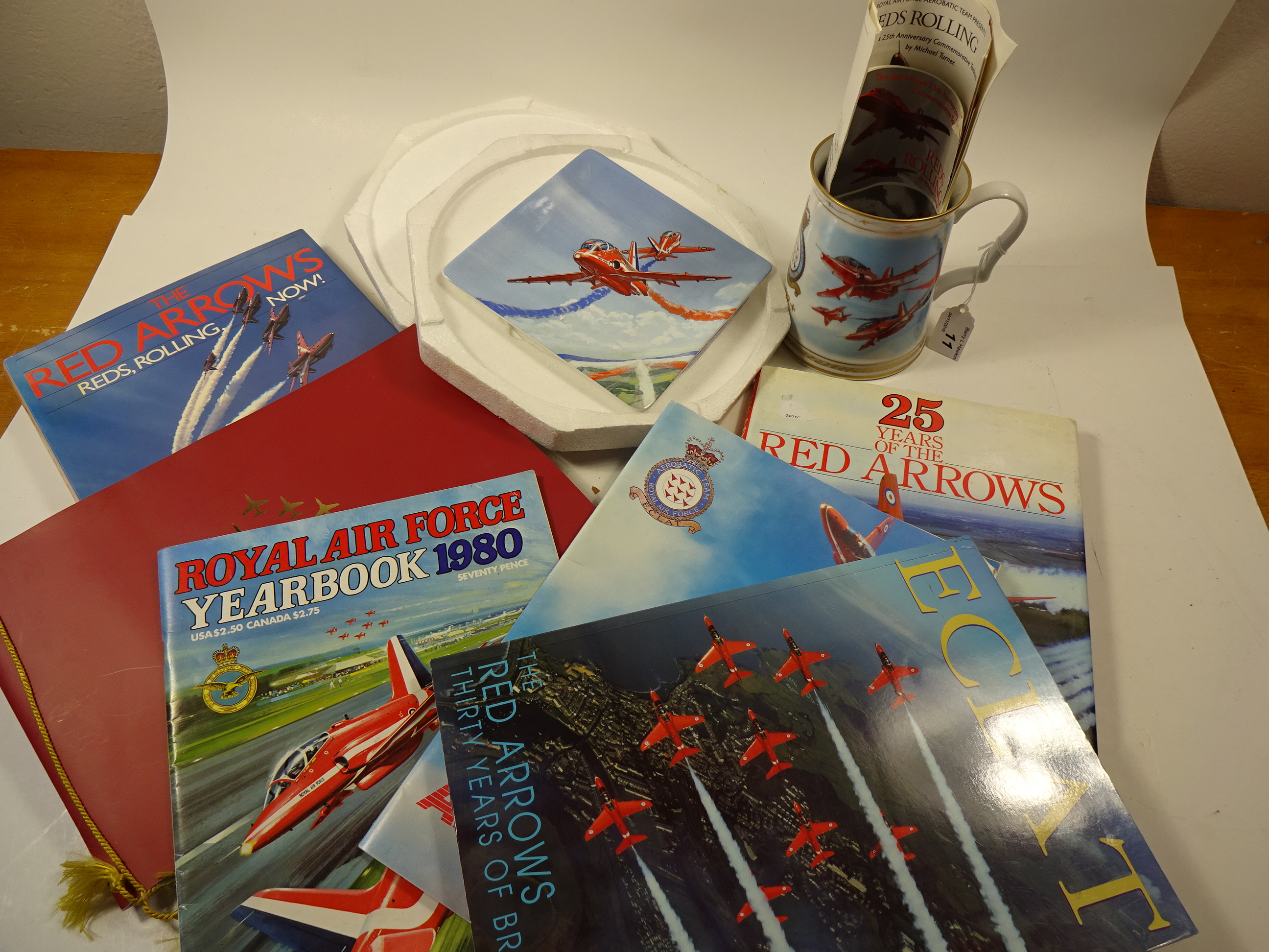 RED ARROWS MEMORBILIA INCL COLLECTION OF BOOKS,