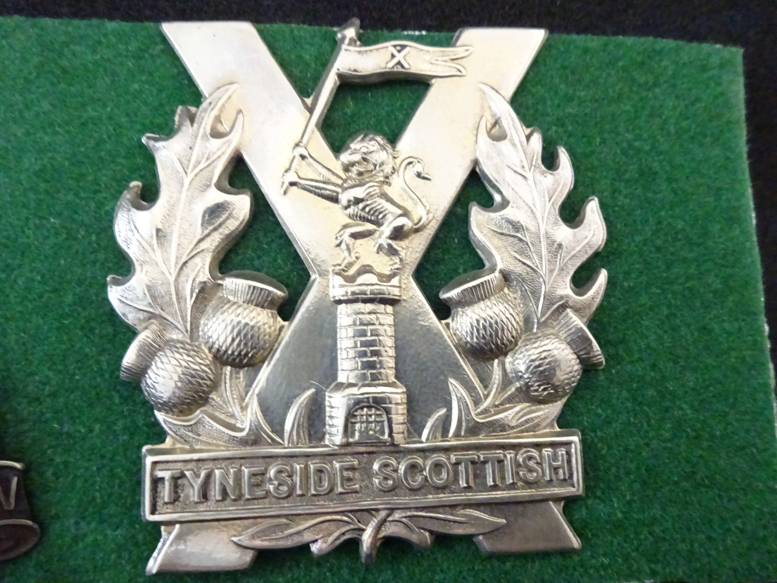 MILITARY CAP BADGES INCL TYNESIDE SCOTTISH (LUGS), - Image 4 of 4