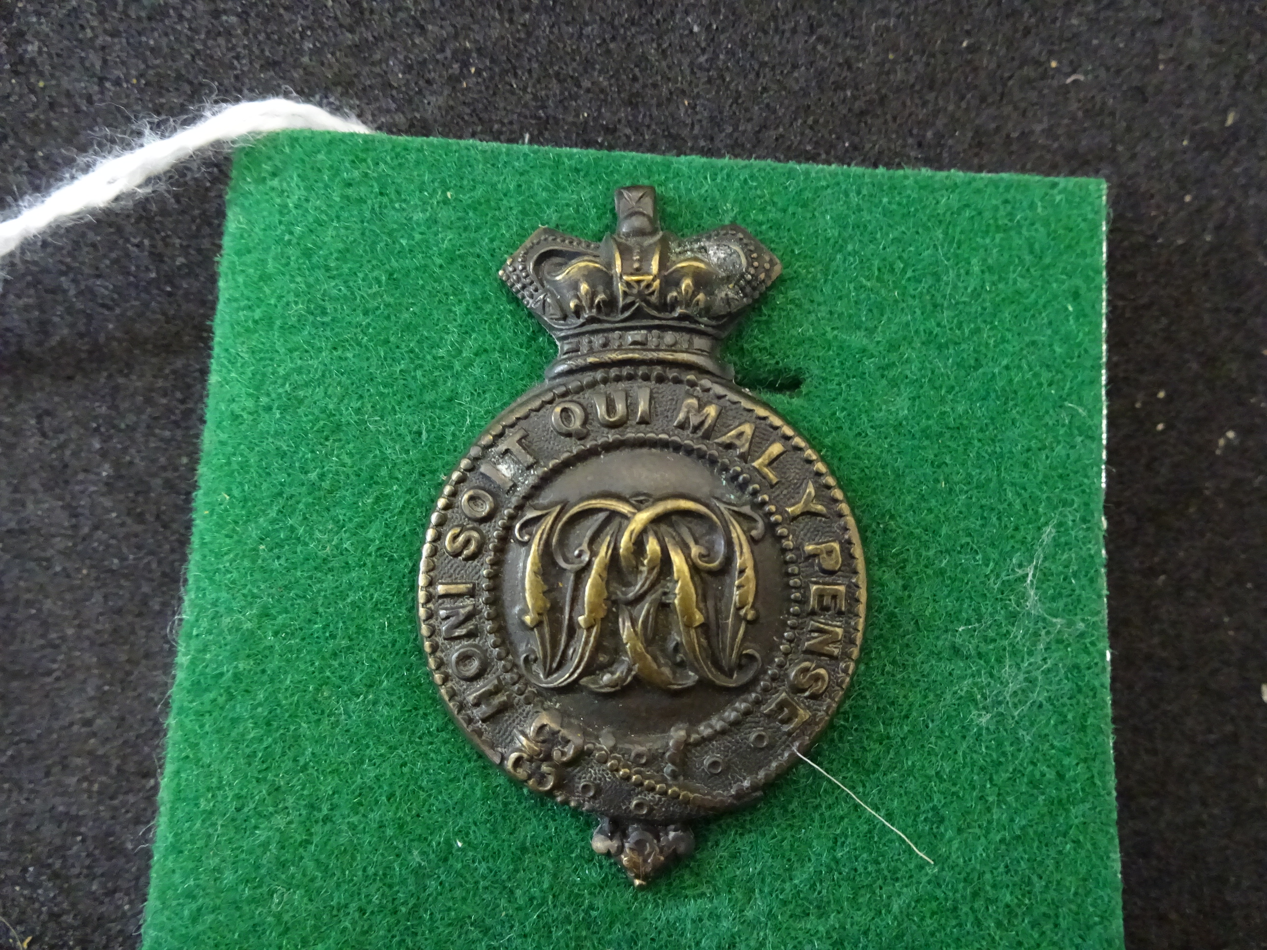 MILITARY CAP BADGE- HOUSEHOLD CAVALRY Q.V. - Image 2 of 2