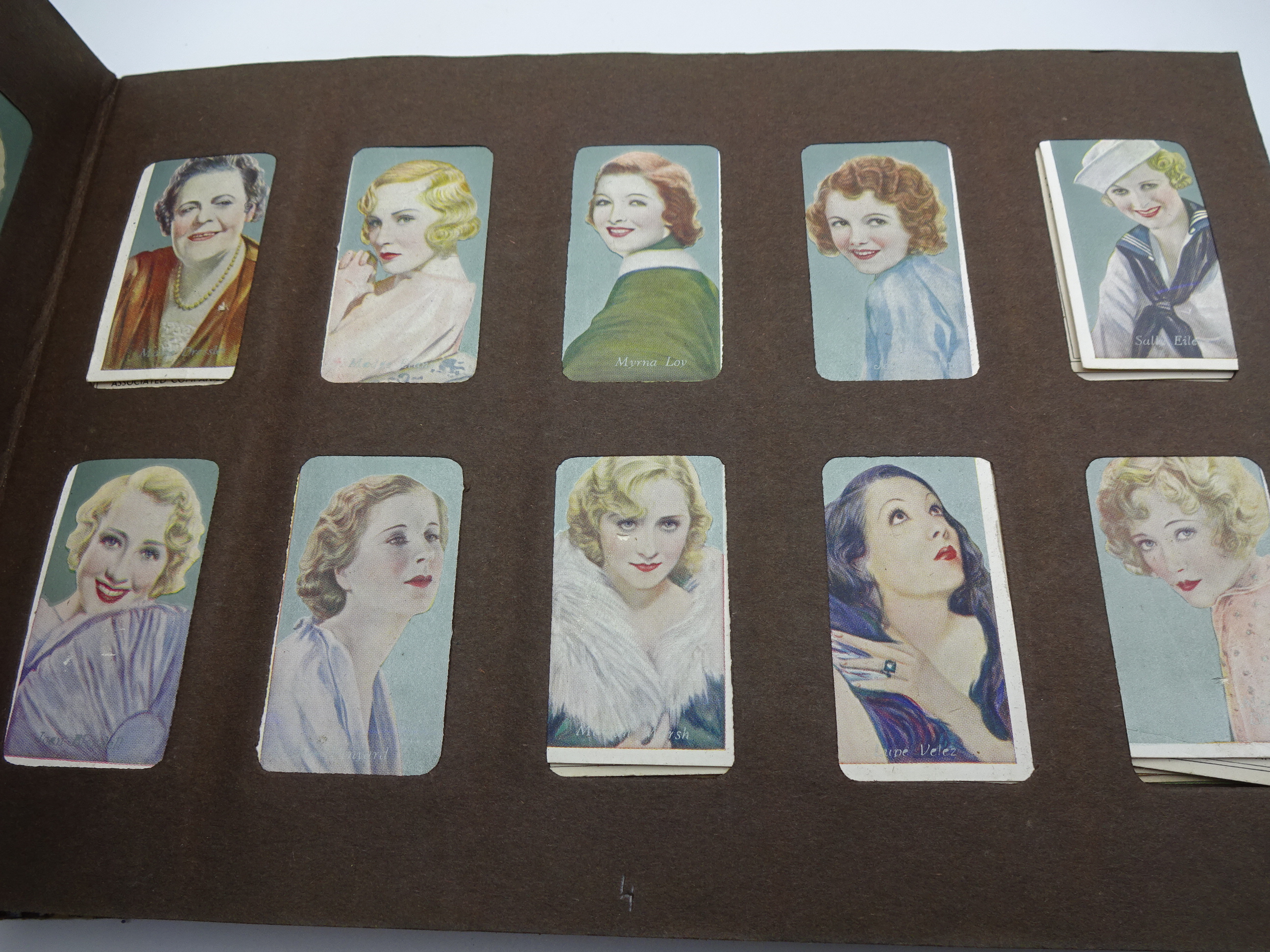 FOLDER OF VINTAGE CIGARETTE / TEA CARDS INCLUDING PLAYERS, DE RESZKE , ORIENTAL, - Image 5 of 6