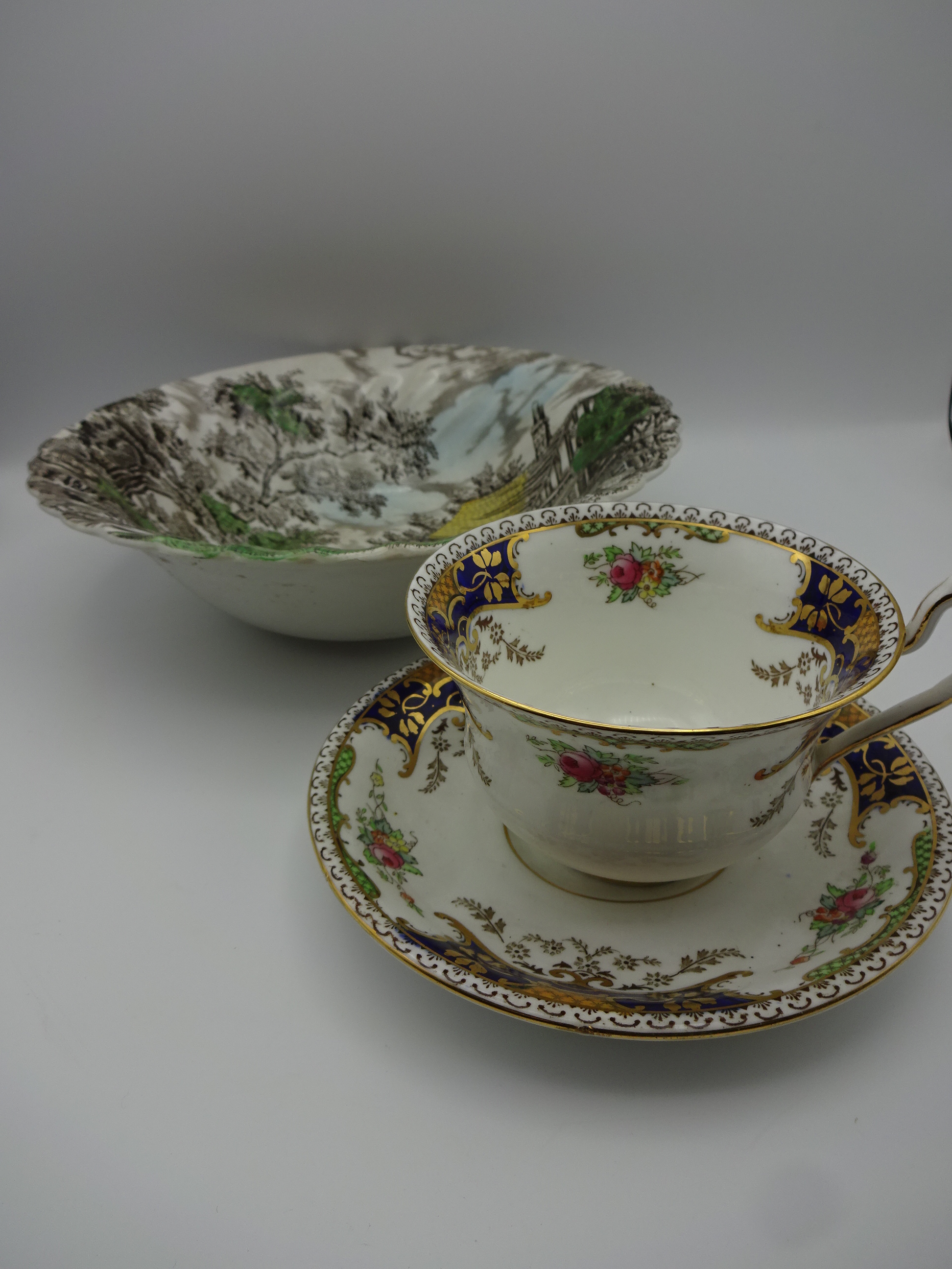 BOX OF MOSTLY CUPS AND SAUCERS INCLUDING ROYAL ALBERT