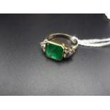 AN 18K GOLD CLUSTER RING WITH SQUARE EMERALD WITH 3 DIAMONDS ON EACH SHOULDER 7.