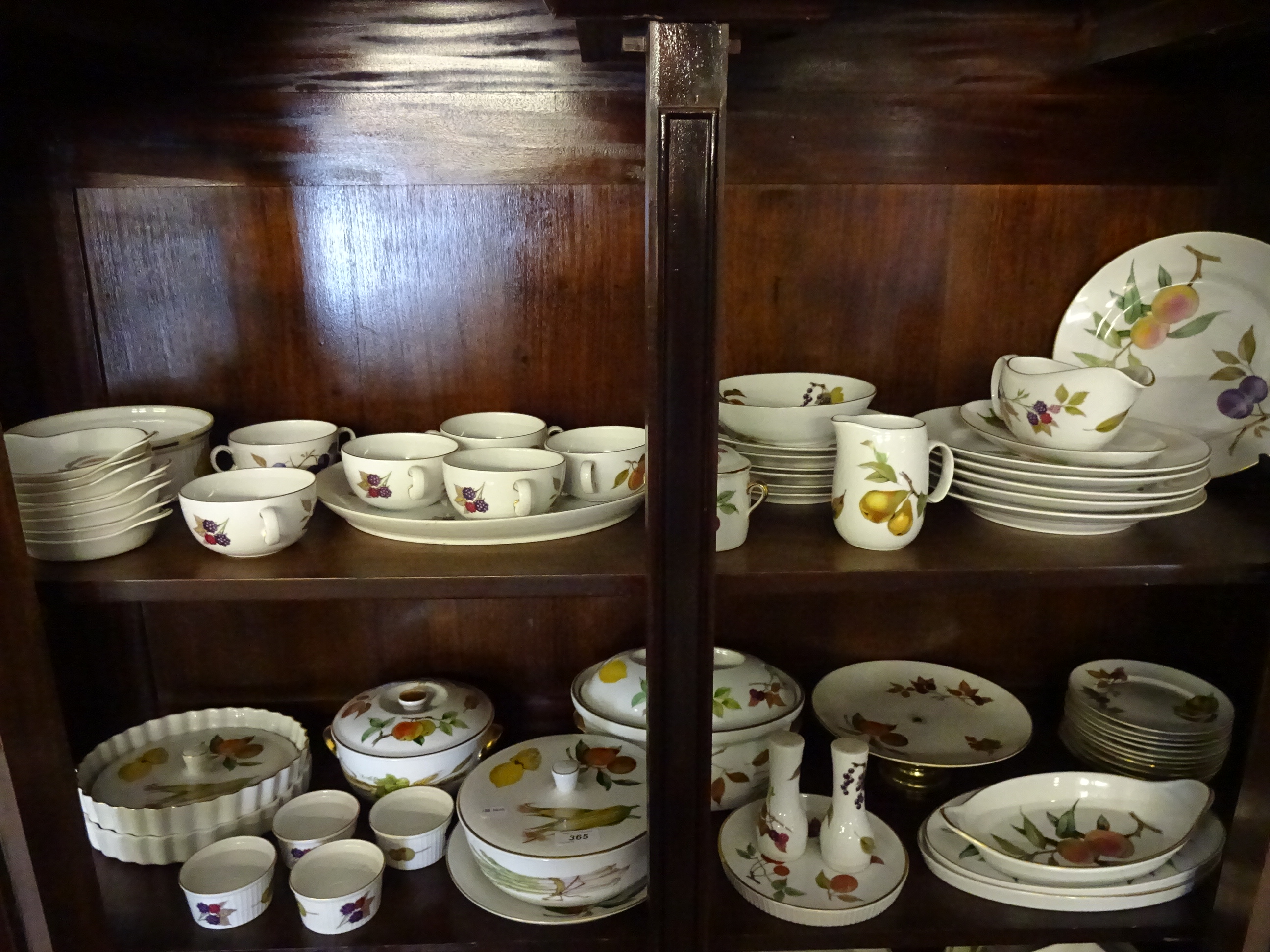 ROYAL WORCESTER EVESHAM 55+ PIECE DINNER SERVICE - Image 3 of 3