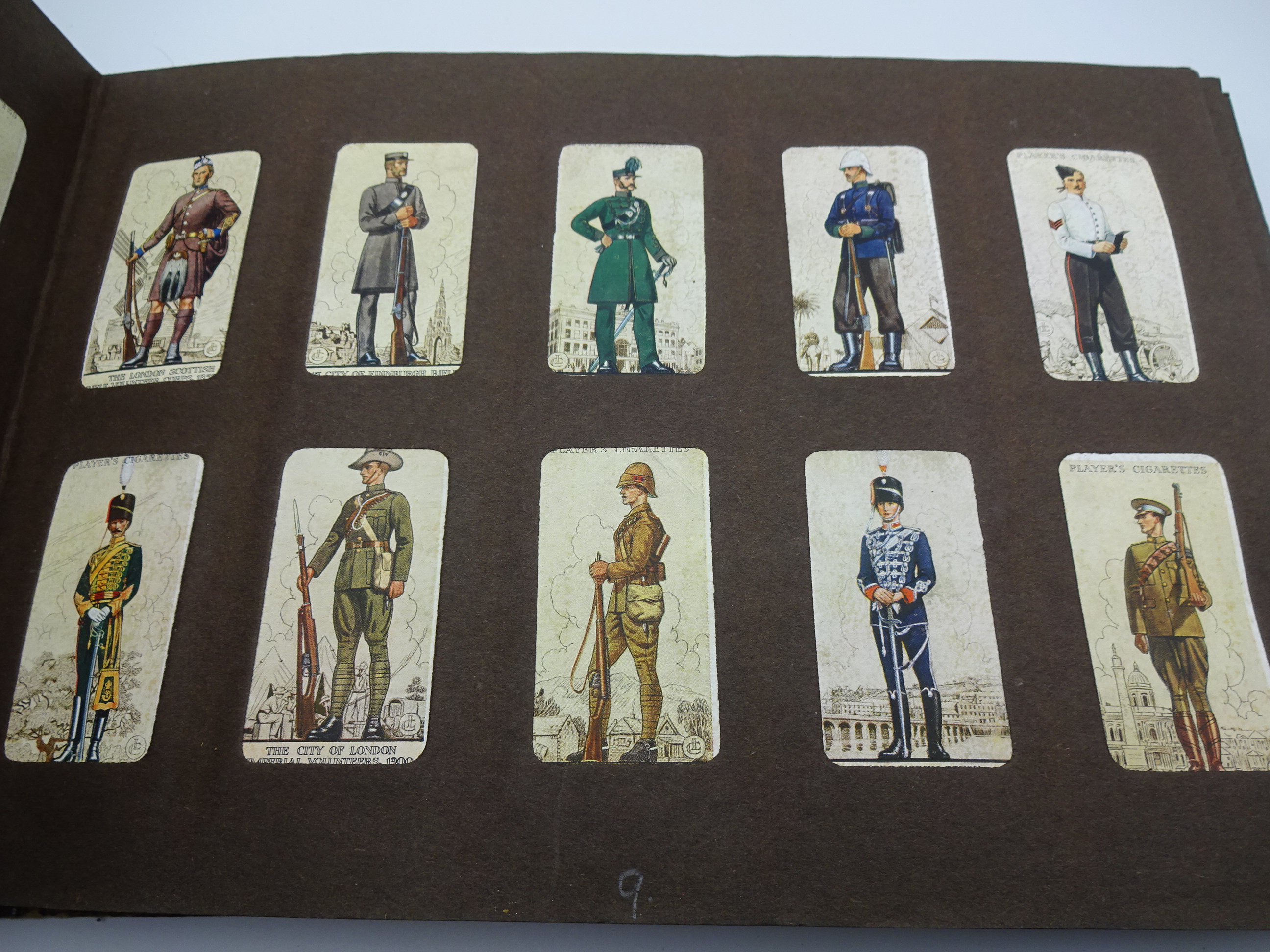 FOLDER OF VINTAGE CIGARETTE / TEA CARDS INCLUDING PLAYERS, DE RESZKE , ORIENTAL, - Image 2 of 6