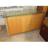 MODERN OAK EFFECT SIDEBOARD WITH GLASS TOP 89 x 150 cm