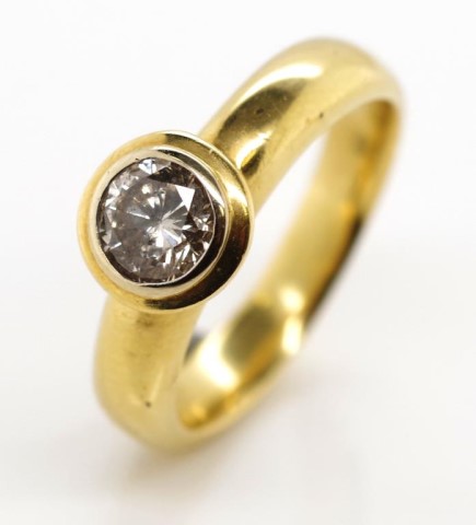 Diamond solitaire and 18ct yellow gold ring