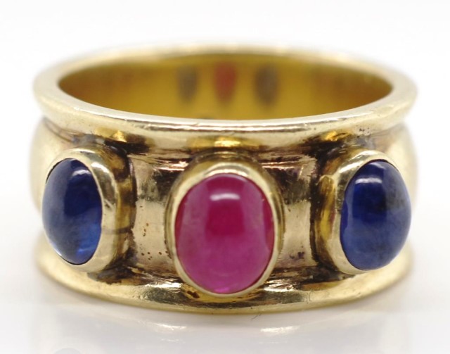 9ct yellow gold ring set with rubies and sapphires