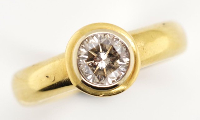 Diamond solitaire and 18ct yellow gold ring - Image 2 of 4