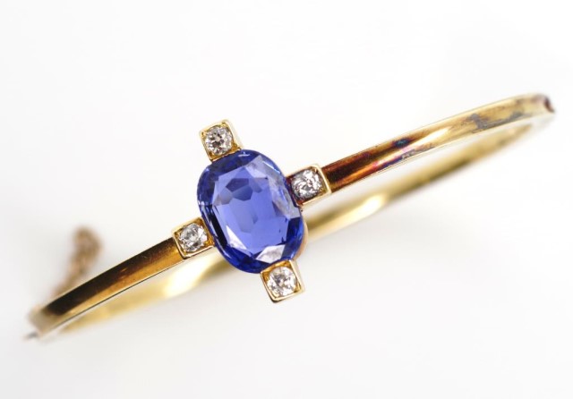 Natural sapphire and diamond set gold bangle - Bild 2 aus 6