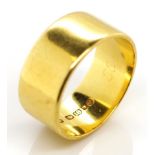 Elizabeth II 18ct yellow gold ring