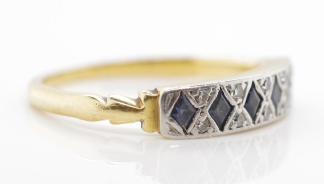 Diamond and sapphire set gold ring - Image 3 of 4