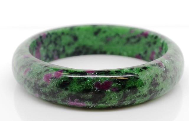 A large ruby in Zoisite bangle - Image 3 of 4