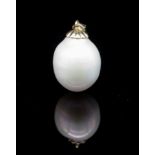 Cultured white pearl and 9ct yellow gold pendant