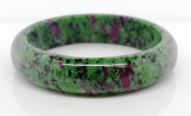 A large ruby in Zoisite bangle - Image 2 of 4