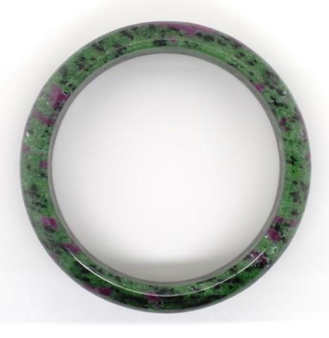 A large ruby in Zoisite bangle - Image 4 of 4