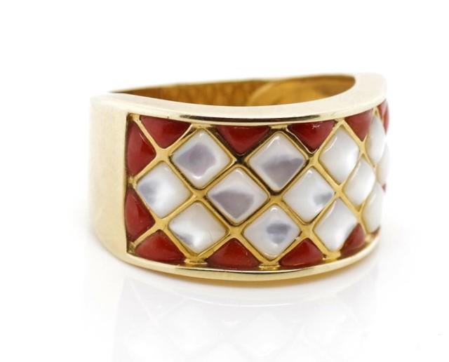 14ct gold, carnelian and mother of pearl ring - Image 2 of 5