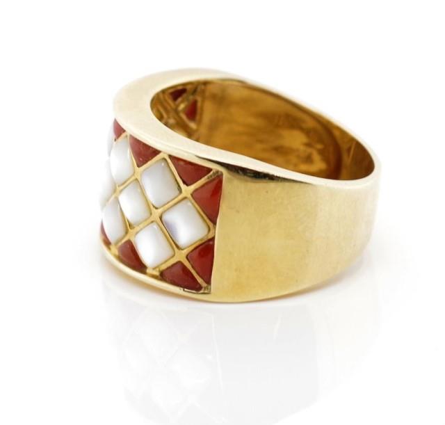 14ct gold, carnelian and mother of pearl ring - Image 5 of 5