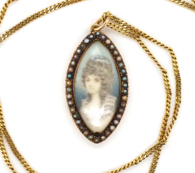 Antique portrait miniature pendant on a gold chain - Image 2 of 4