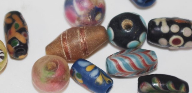 Collection of antique Chinese glass beads - Image 3 of 3