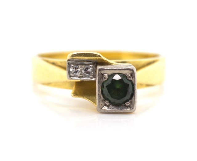 18ct yellow gold diamond and green stone ring - Image 3 of 3