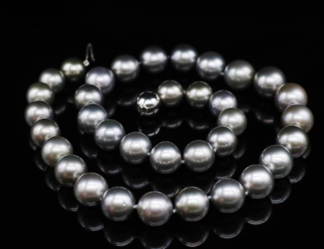 Tahitian "silver" pearl necklace