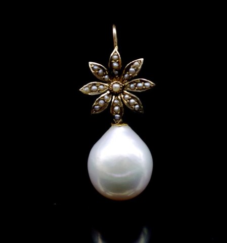 Pearl and 9ct yellow gold pendant