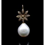 Pearl and 9ct yellow gold pendant