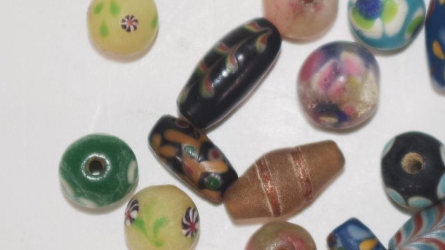 Collection of antique Chinese glass beads - Image 2 of 3