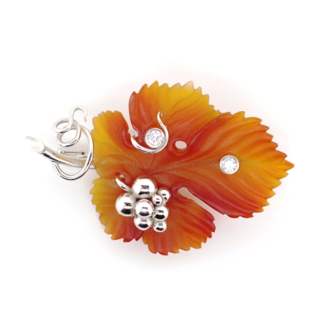 18ct white gold, diamond and carnelian brooch