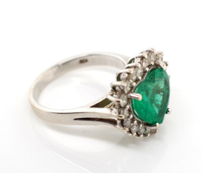 Emerald and diamond set 18ct white gold ring - Image 4 of 5