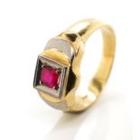 Red gemstone and 14ct yellow gold ring