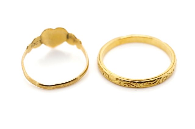 Two yellow gold rings - Image 2 of 2