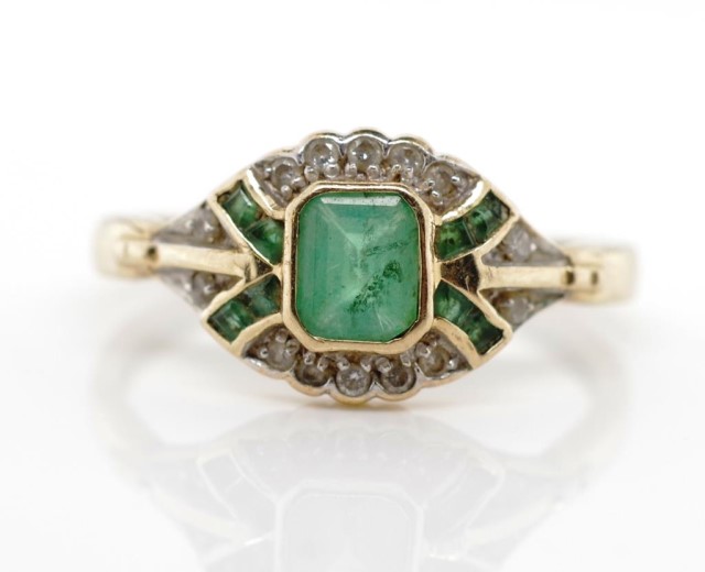 Emerald and diamond set 9ct gold ring - Image 2 of 3