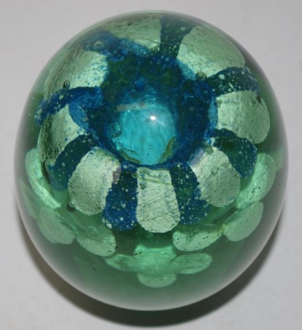 Large Victorian green glass dump paperweight - Image 2 of 3